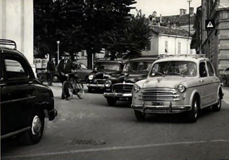 Chiesa Santa Croce 1950 auto.jpg