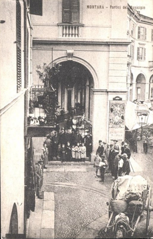 Municipio 1935 mercato lato portici.jpg