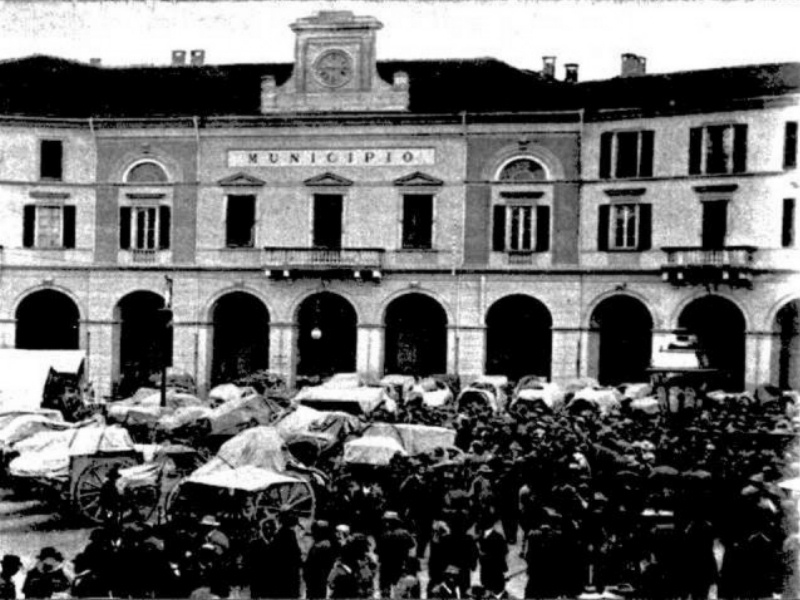 Municipio 1942 il mercato.JPG