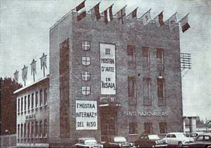 Palazzo delle Mondine mostra d'arte in risaia 1956.jpg