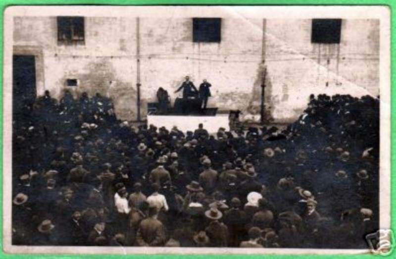 Piazza Silvabella 1948 comizio.jpg