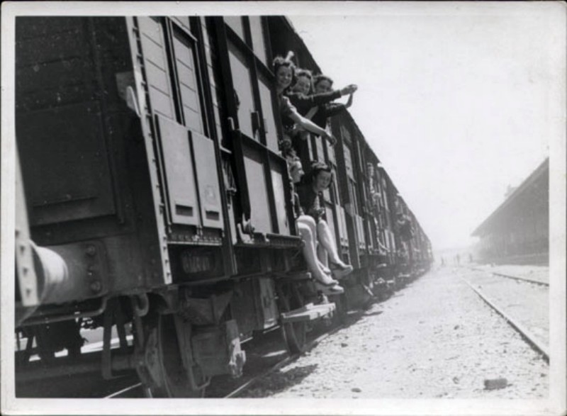 z Mondine 1947 arrivo in stazione.jpg