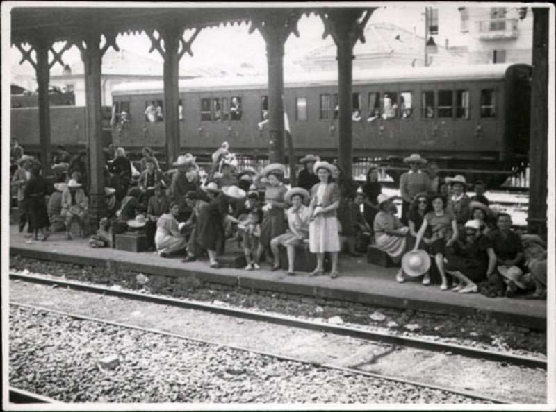 z Mondine 1947 in stazione.jpg